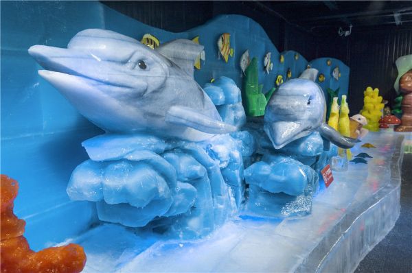 来广州看雪，大型室内飘雪乐园！越美冰雪大世界