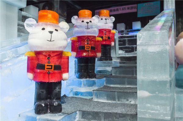 来广州看雪，大型室内飘雪乐园！越美冰雪大世界