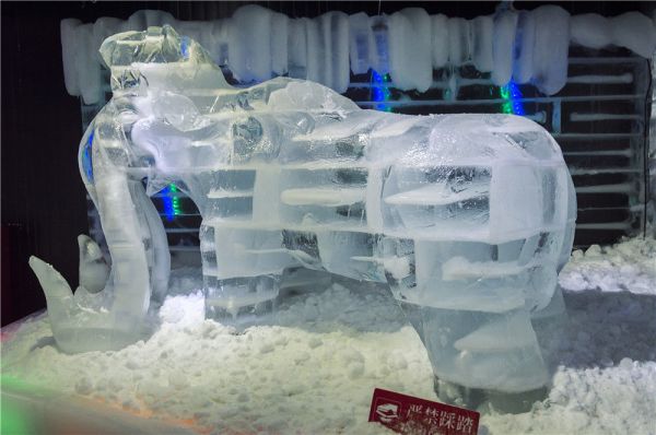 来广州看雪，大型室内飘雪乐园！越美冰雪大世界