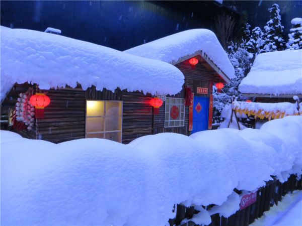 来广州看雪，大型室内飘雪乐园！越美冰雪大世界