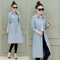 沫欣 2019春季新品自营女装韩版时尚单风衣女收腰气质中长款过膝薄款外套 zx1AF11-006MX 蓝色 S