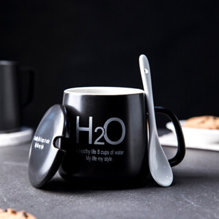 新居意 马克杯咖啡杯陶瓷杯子情侣水杯牛奶杯居家办公室茶杯早餐麦片杯 H2O 黑色 带盖带勺