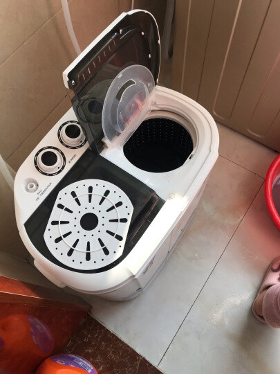 洗衣机比较轻小方便使用，挺好用的不错！
