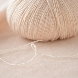 奥丝布莱特 羊绒线 毛线 21/3中粗线 手编机织均可 婴儿宝宝毛线 围巾线J02 米白色