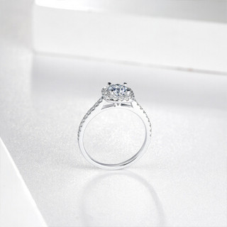 周六福 珠宝钻石戒指女款 时尚群镶钻石订婚钻戒 KGDB023335 70分 SI/H