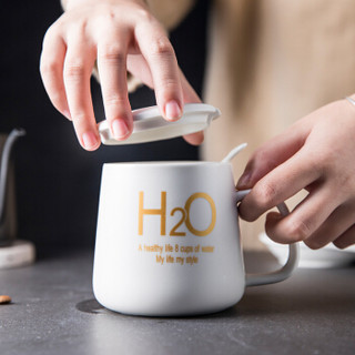 新居意 马克杯咖啡杯陶瓷杯子情侣水杯牛奶杯居家办公室茶杯早餐麦片杯 H2O 白色 带盖带勺