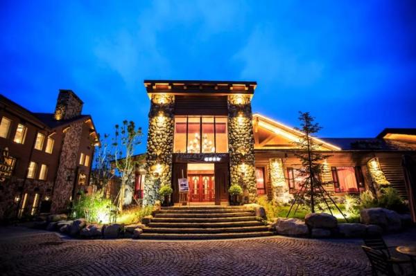 宿京西北的TOP避暑小镇!北京奥伦达部落西镇酒店1晚+2大1小早餐+文化博物馆+私人酒窖