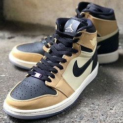   AIR JORDAN 1 RET HI PREM 女子运动鞋