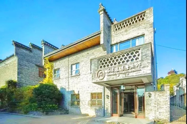 镇江西津渡书香府邸酒店1晚+双早+西津渡门票+金山寺门票2张/双人晚餐