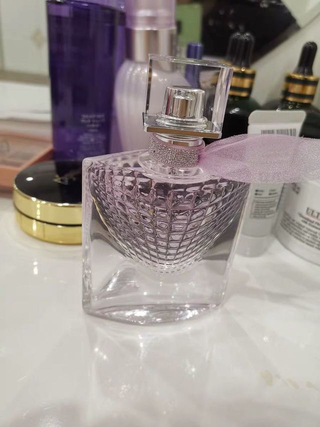 很漂亮的包装瓶
淡淡的清新味道。佛手柑,