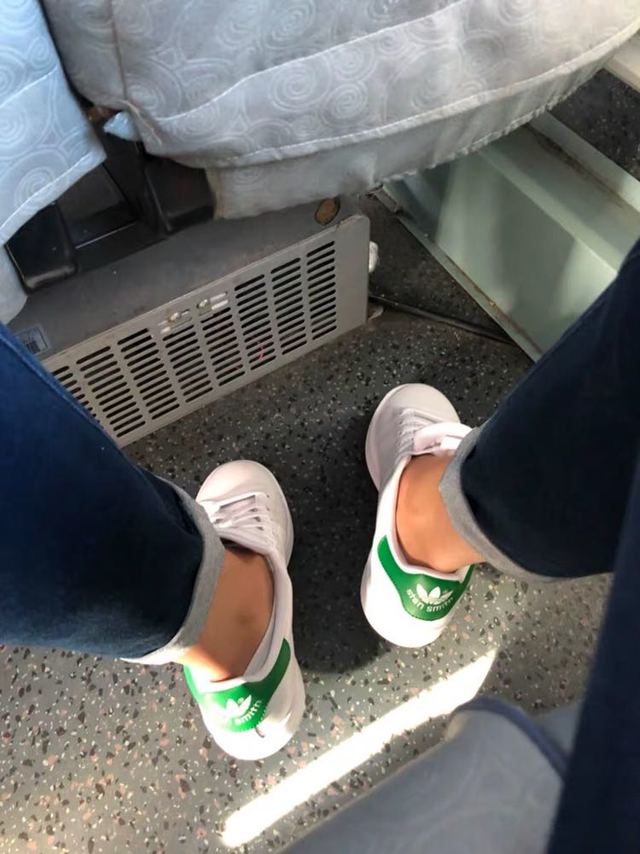 经典小绿尾,脚板稍窄,皮质挺软的,比较百
