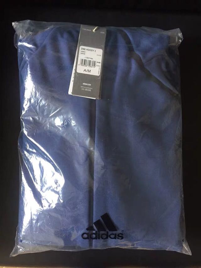 衣服很好看,挺厚的。春秋穿防汗绝对够。颜