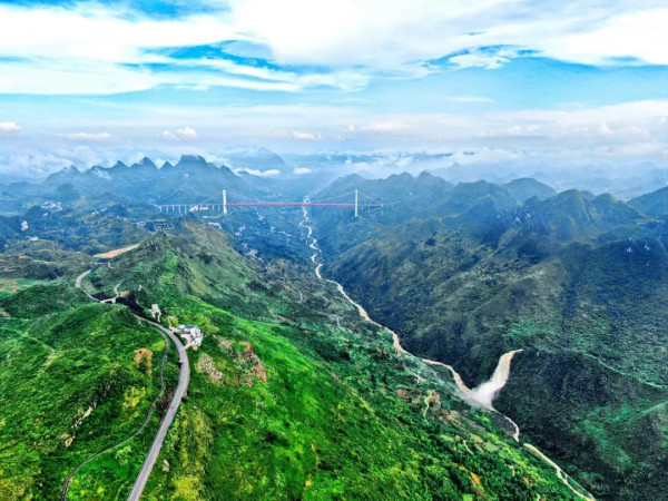 一面悬崖，一面瀑布！赏270°瀑布仙境！安顺黄果树尧珈·凡舍悬崖精品民宿1晚套餐