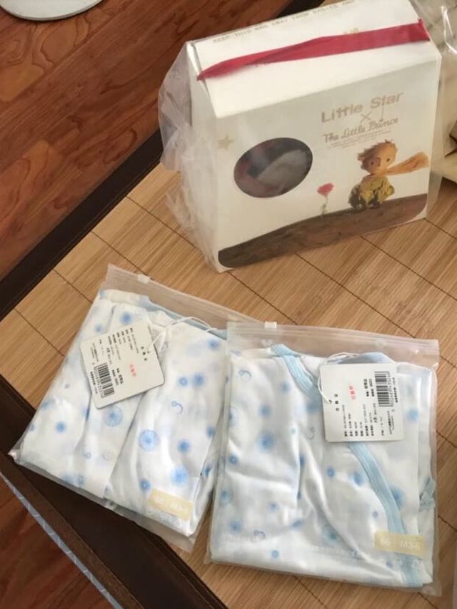 很可爱的一款连体衣,按钮的方便穿脱,纯棉