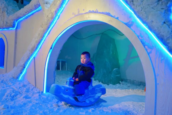 当地玩乐：3000㎡冰雪乐园天天下真雪，带娃一秒入雪国！苏州艾瑞克冰雪仙境乐园门票