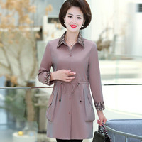 沫欣 2019秋季新品中老年妈妈装风衣女纯色修身大码显瘦洋气中长款口袋薄款风衣外套 JXALYY022 粉色 4XL