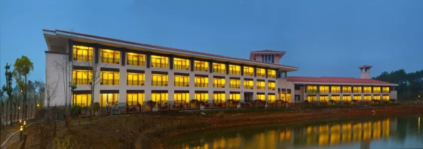 坐拥武夷山秀美风景!武夷山大红袍山庄 豪华园景大床房2晚连住含双早+下午茶+景区直通车+茶汤泡澡+园区观光