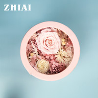 没有哪个女人能拒绝鲜花,如果有,那就选永生花吧。