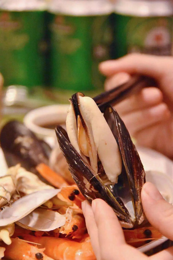 吃货福利：大闸蟹畅吃，龙虾意面、鲍鱼捞饭轮番刷！杭州龙湖皇冠假日酒店滟澜全日餐厅自助晚餐