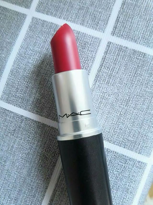 口红味道很好闻，一股奶油味，上唇是雾面效