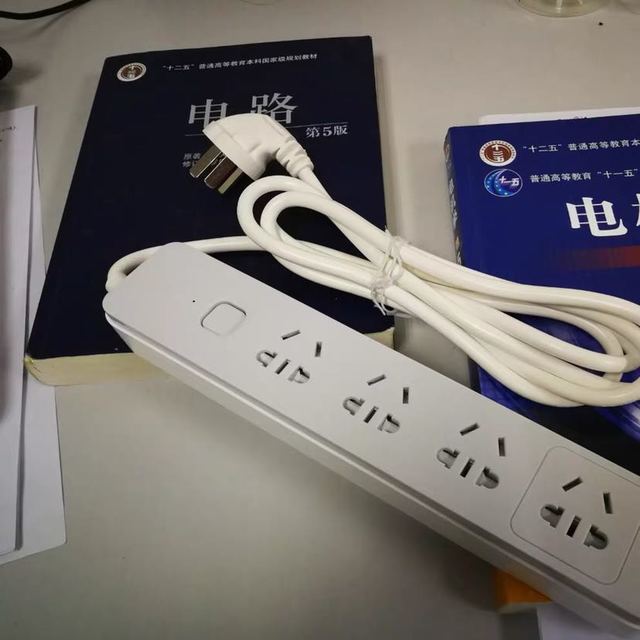 产品质量很不错,比较坚固,颜值还高。还有
