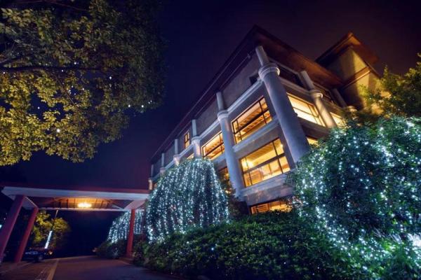泡私汤温泉!南京沃阁巴厘原墅温泉酒店1晚+双早+午餐/晚餐+亲子陶艺+公共温泉区体验