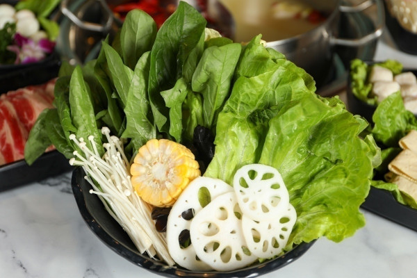 吃火锅也不要光吃肉啊健康营养的有机蔬菜很好地中和了锅底的辣味和