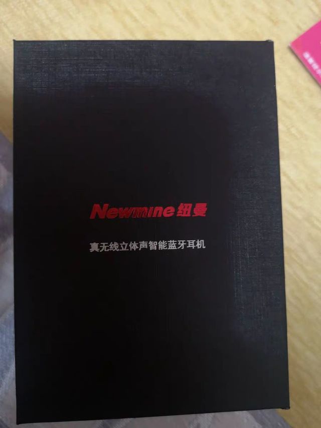 耳机小巧精致，方便携带。入耳服帖，音质很