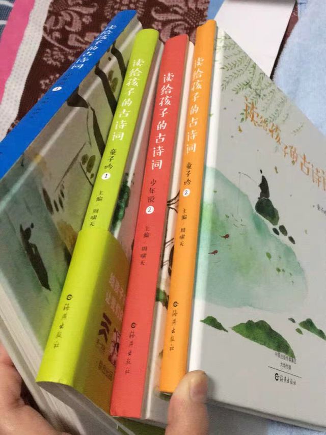 是硬壳书，质量非常好。插画精美，注释也不