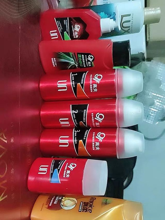 洗面奶洗了很清爽，泡沫丰富不紧绷。
产品
