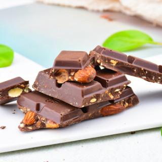 商品马来西亚进口 倍乐思beryls 扁桃仁苦甜巧克力排块 果仁夹心