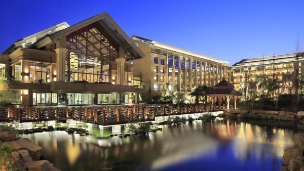 低过双11：雪季专享！长白山万达智选假日/假日/套房假日酒店2晚 雪票、温泉、餐、接送机全含