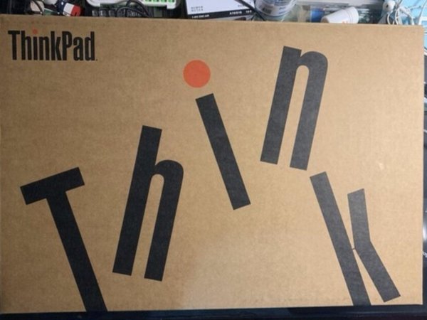 重量方面不算太重虽然是15寸的笔记本