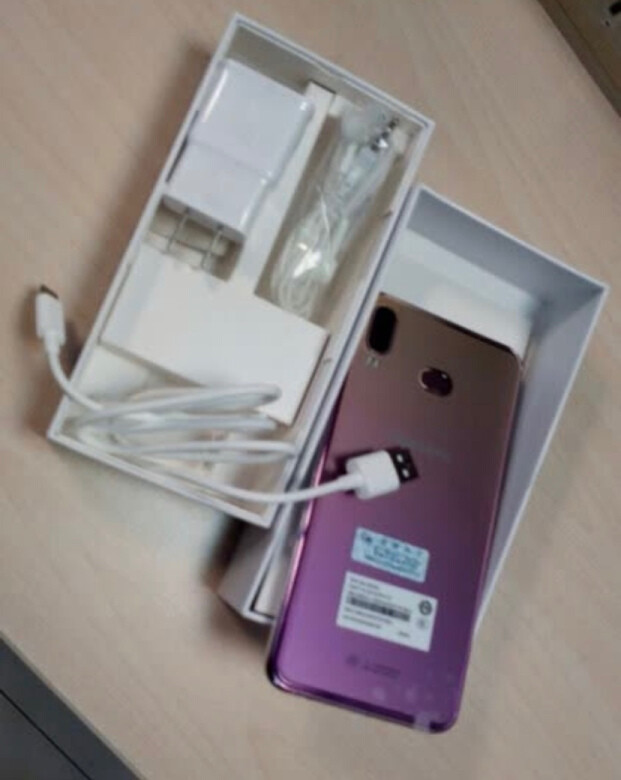 给妈妈买的，她很喜欢，比她上一个手机轻也