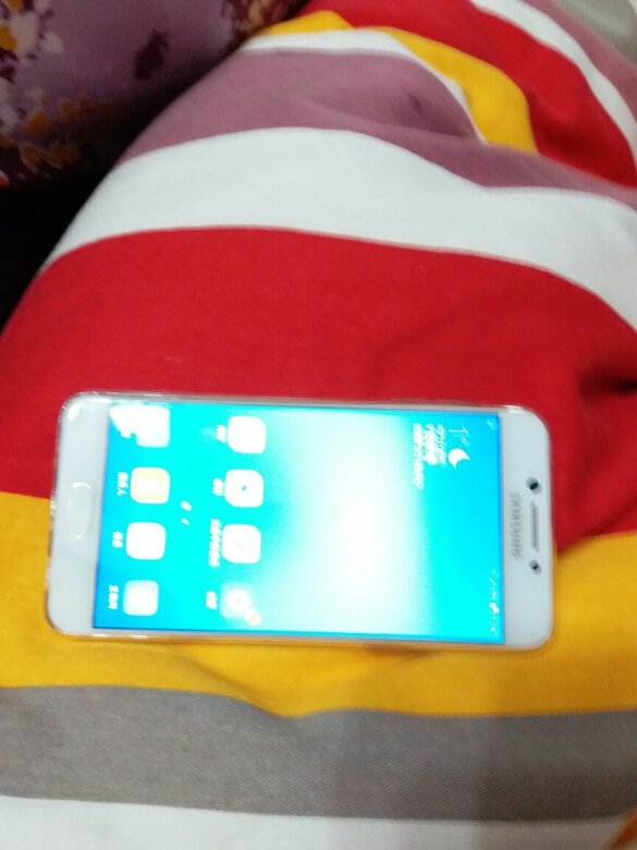 手感很好，大小合适，屏幕清晰，色彩鲜艳，