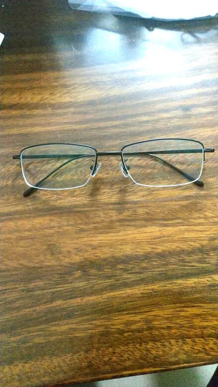 全钛镜架非常轻，无佩戴感，送小工具，眼镜