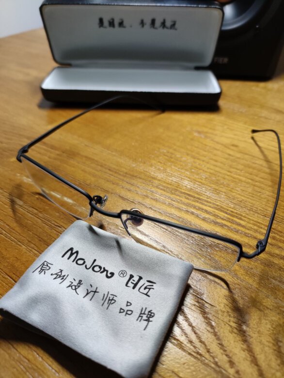 质感好，重量轻，鼻梁处是软硅胶很舒适。外