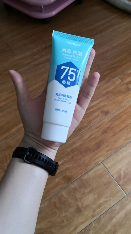 大大的一只。没有香味儿，就是一股子酒精味