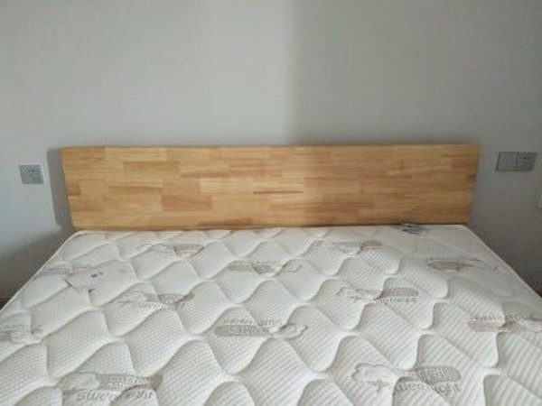 结构牢固，组装简单，材质是实木的，整体性