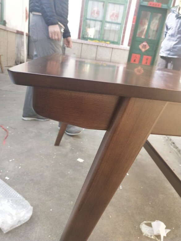 桌子很棒，是大块木头的，而且做工很好，这