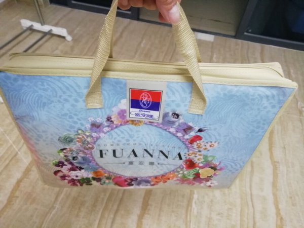 面料材质：手感很好，凭经验应该是棉质的。