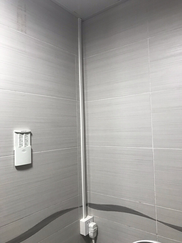 下决心从吊顶上接线，使用后感觉很好，喷水