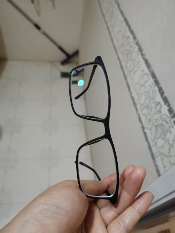 这款眼镜不得不说，既经济又实惠，质量还好