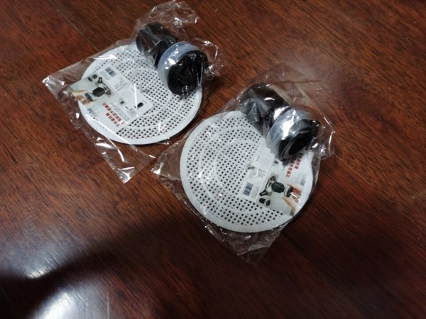 上面滤网应该是塑料的，有点变形，而且不能