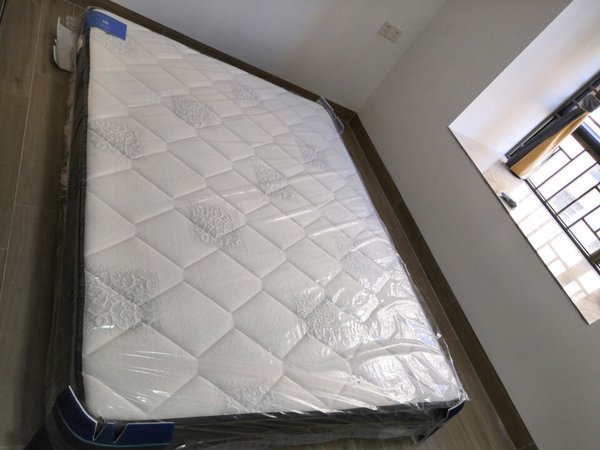 床还在等着，床垫看上去效果应该不错，挺高