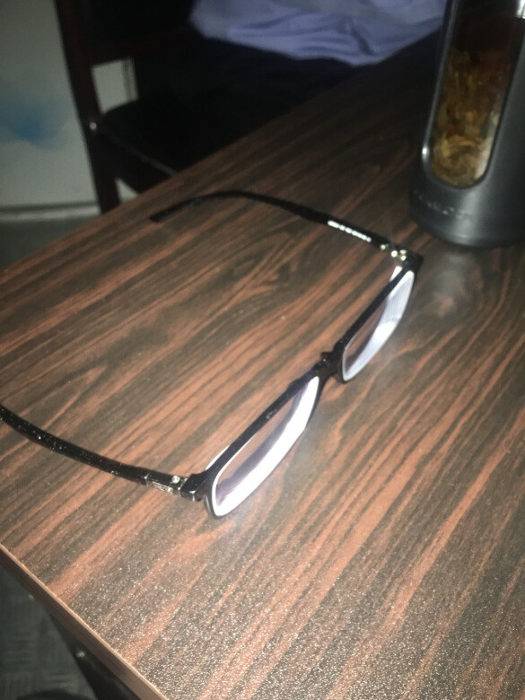 眼镜很清楚，但是由于是防蓝光，看东西有些