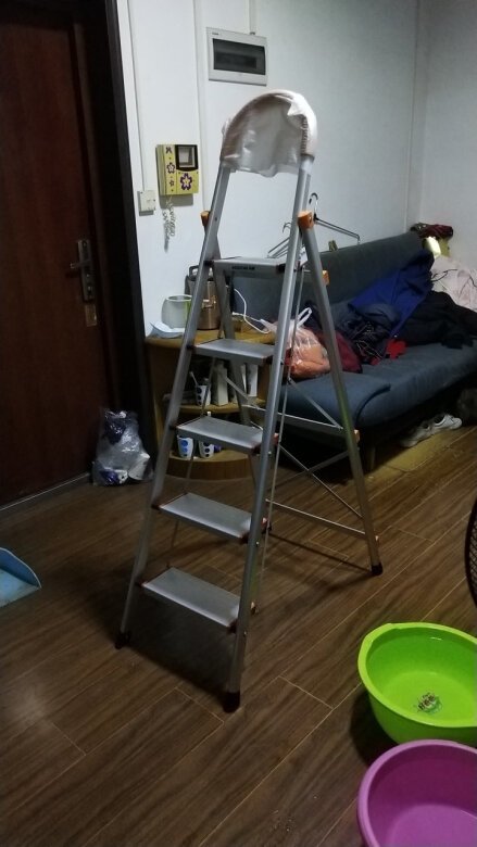 
梯子质量蛮好的，很轻便，站上去没有摇晃