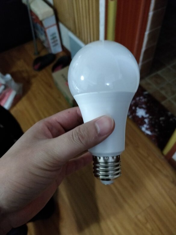 光源亮度：很亮风格样式：简约产品材质：很