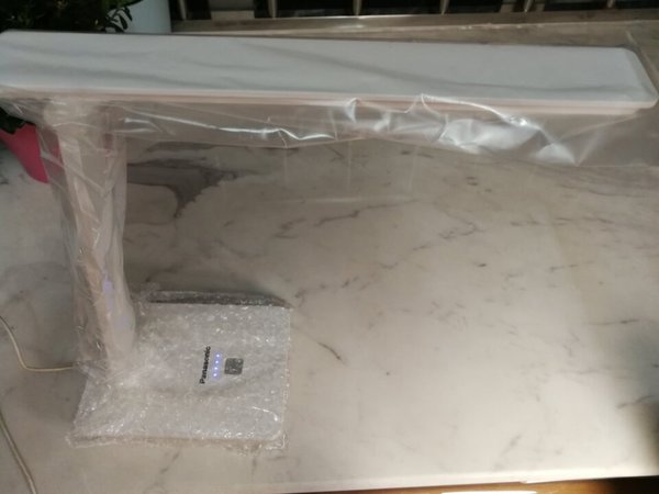轻便美观,小巧玲珑,灯杆和底座可以折叠,