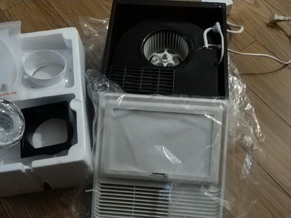 
实体店没有看到这款，在网上搜到这款就拍